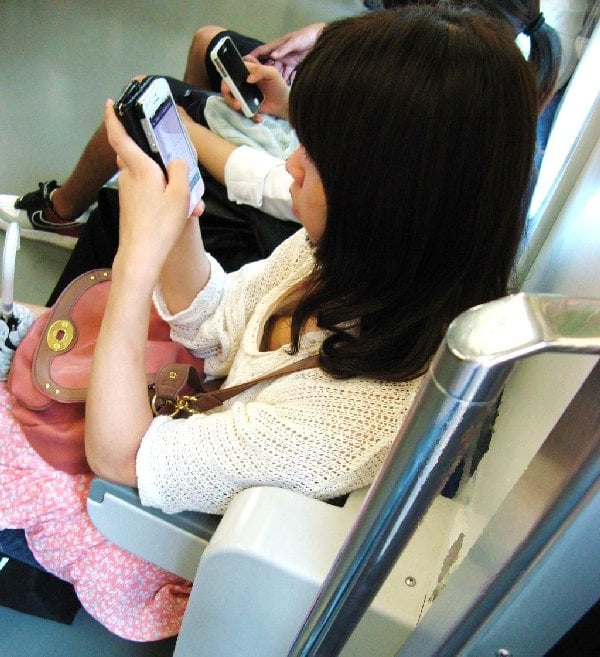 downblouse_train784014.jpg