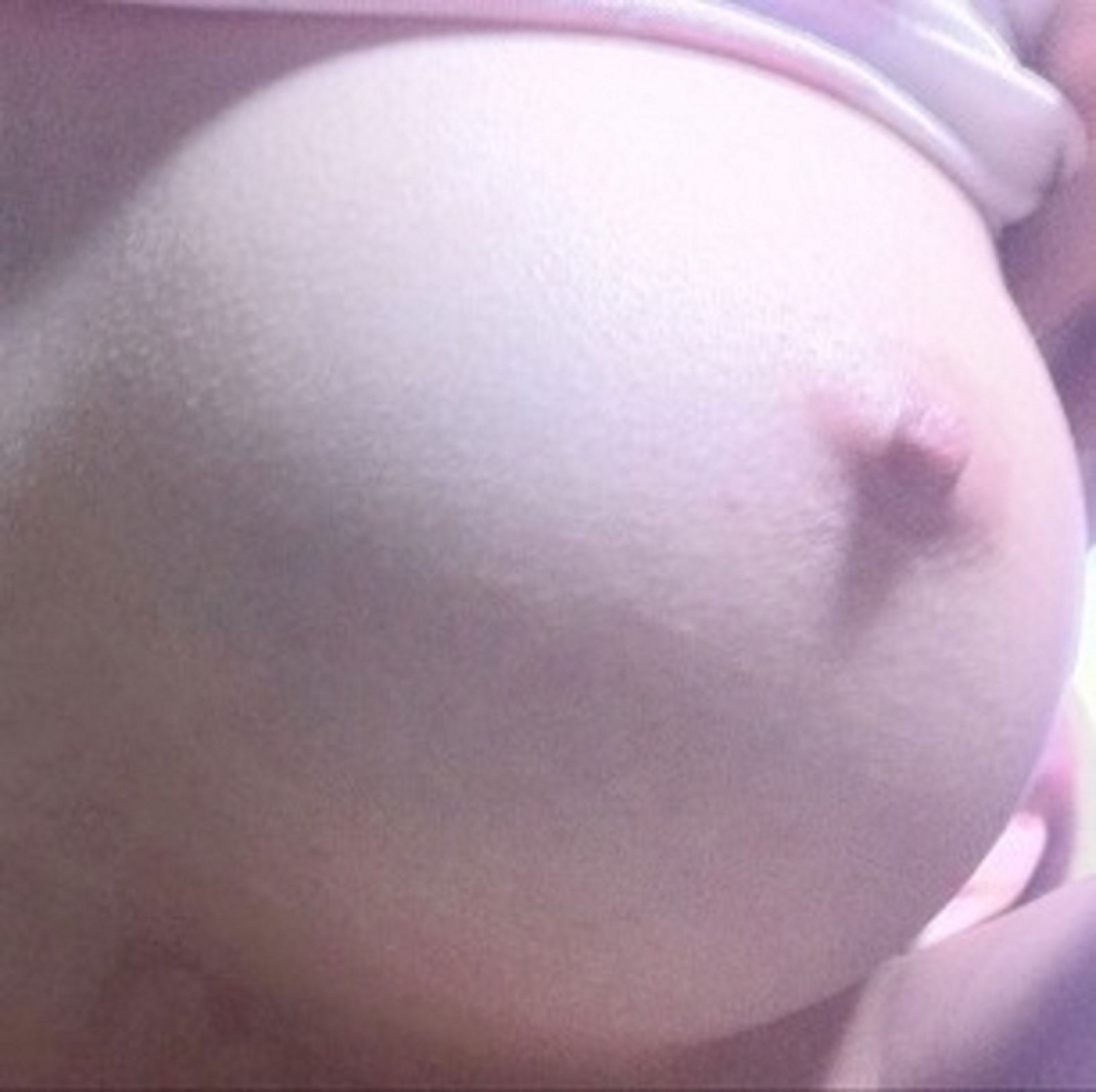十八岁少女典型的半球形奶子