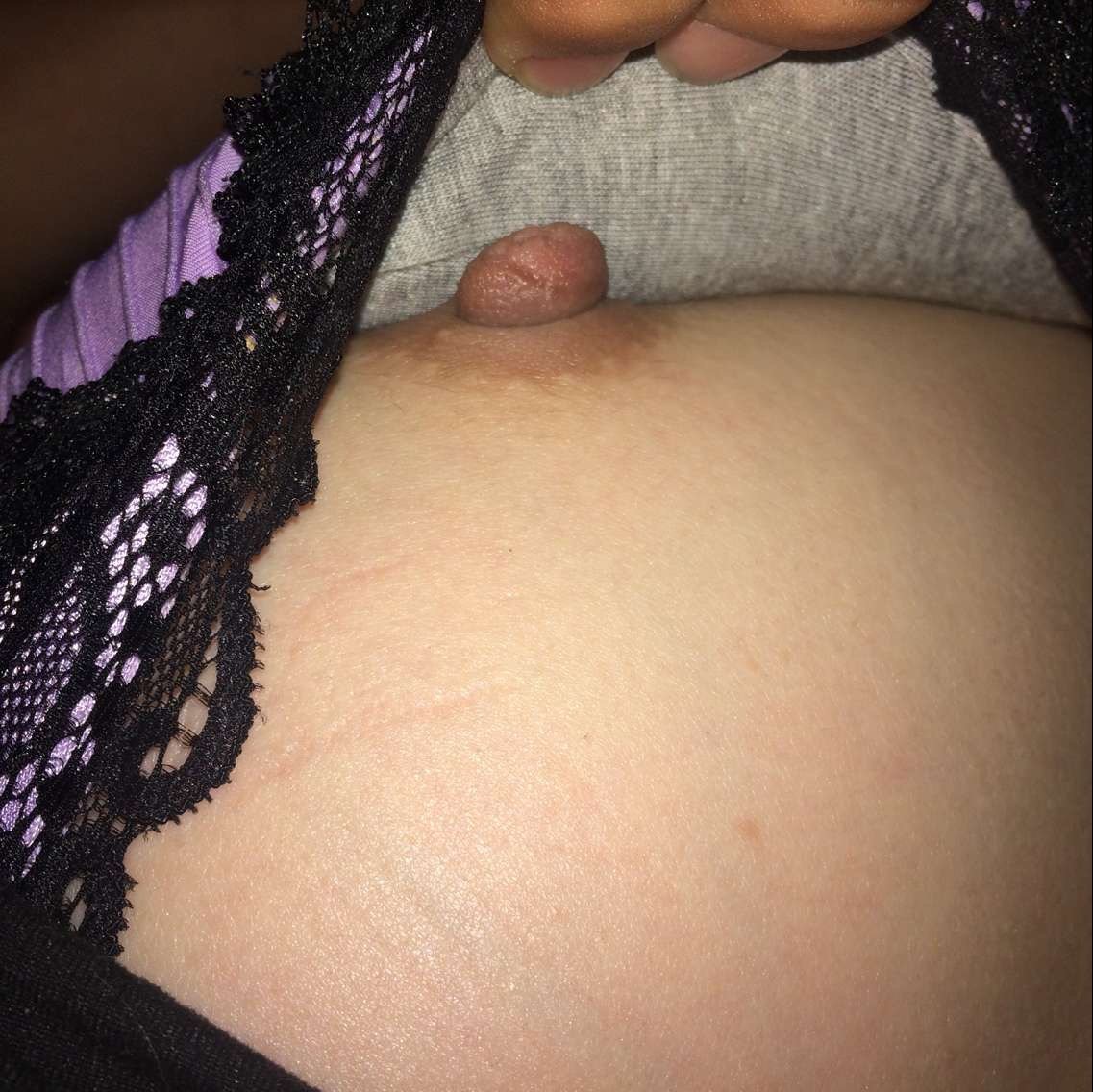 偷看熟睡女友的奶头