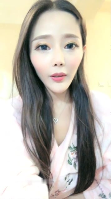 STP11897 颜值不错网红脸爆乳妹子诱惑 单腿黑丝扭动露逼翘着屁股摆弄姿势呻吟 很是诱.jpg