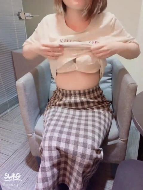 STP14430 台灣SWAG 被同事发现做黄播威胁 辦公室乖乖解开上衣给同事把玩双乳 口爆吃精.jpg