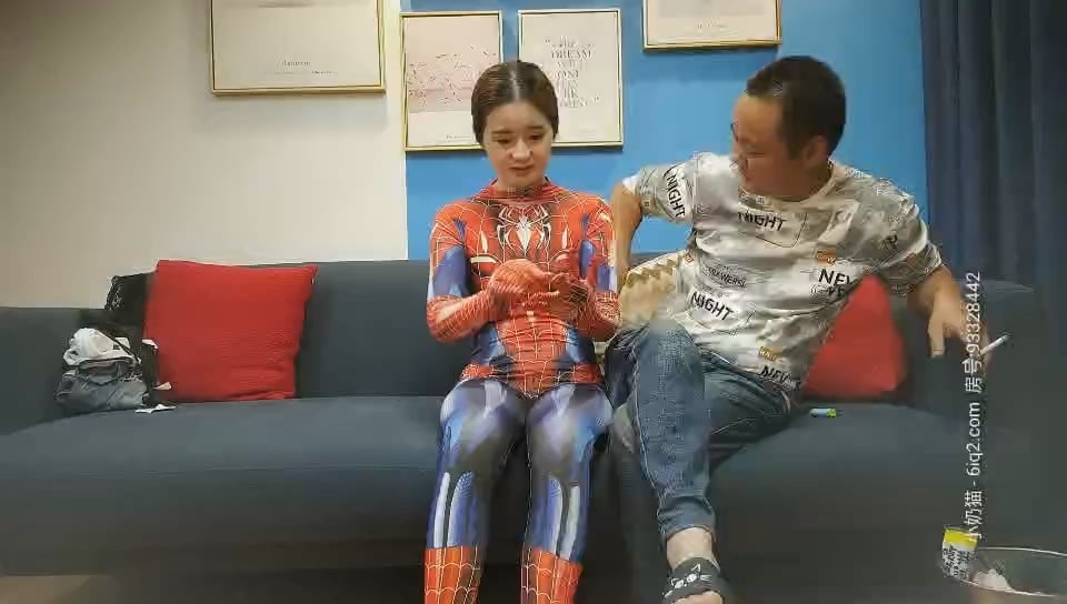 STP16772 极品外围小姐姐被要求穿上蜘蛛侠情趣装，沙发上抠粉嫩鲍鱼口交，被发现翻车.jpg
