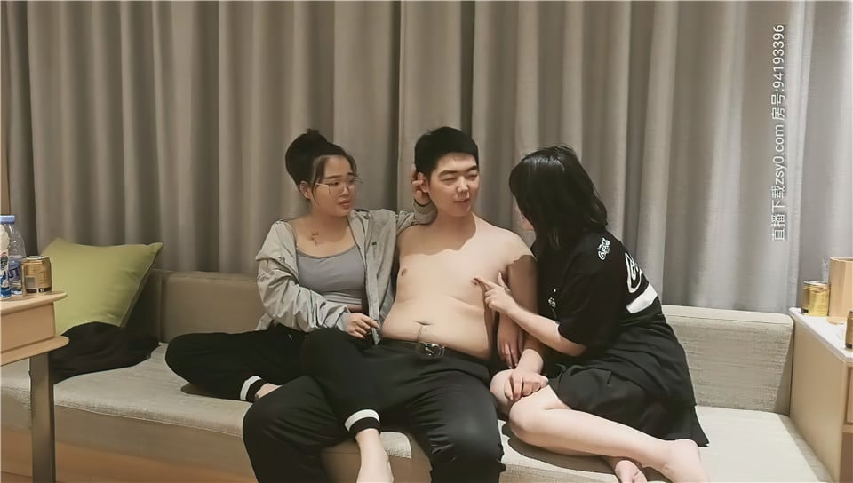 STP17945 双飞00后小嫩妹，刚毕业没多久的学生外表清纯床上超浪，男友没少调教.jpg.jpg