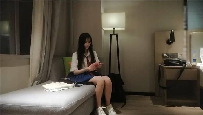 STP17957廣 清新校园女神，00后小仙女软萌乖巧，苗条精致被大屌猛男沙发上肆意蹂躏.jp.jpg