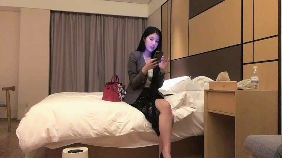 STP18555 御姐范极品性感气质美女高价援交大屌男,奶子圆润坚挺,身材匀称,女上位自己捂.jpg