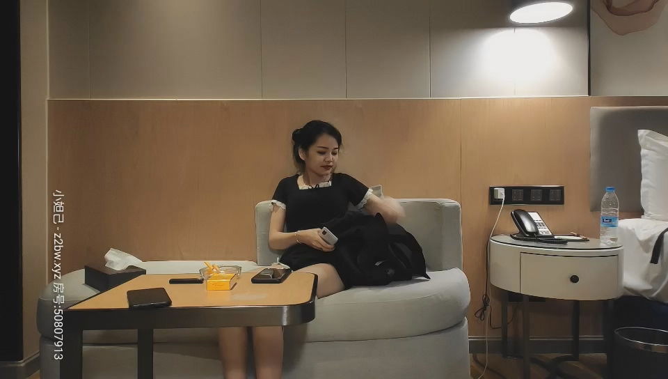 STP18561 漂亮小嫩妹乖巧听话，调情摸胸，倒立口交之时闻到一股味，赔了六七百退货.jp.jpg