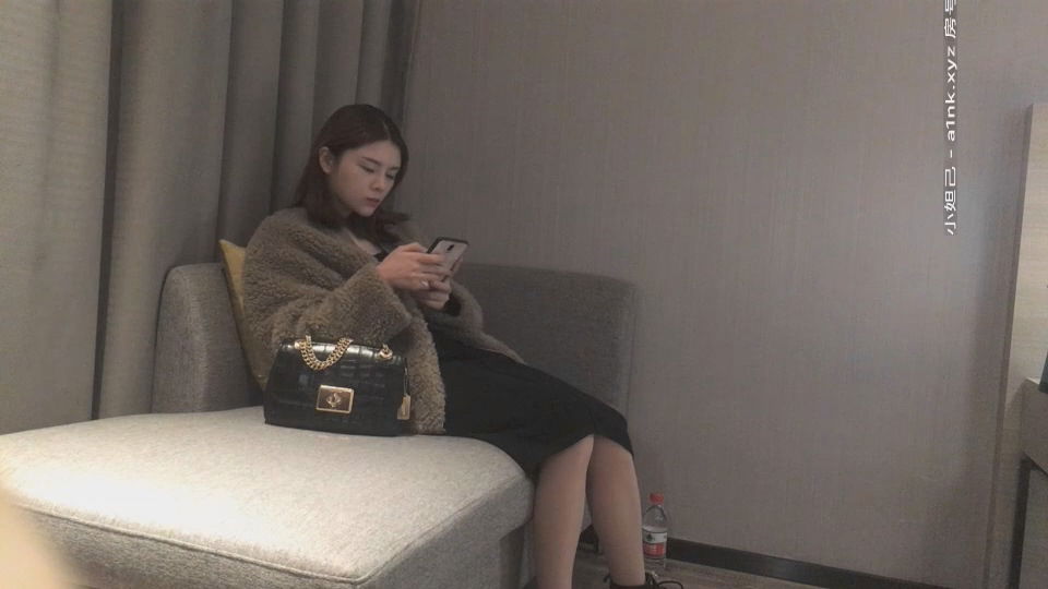 STP18790 第一场妹子加钟要1800 那就喊来闺蜜继续啪啪.jpg