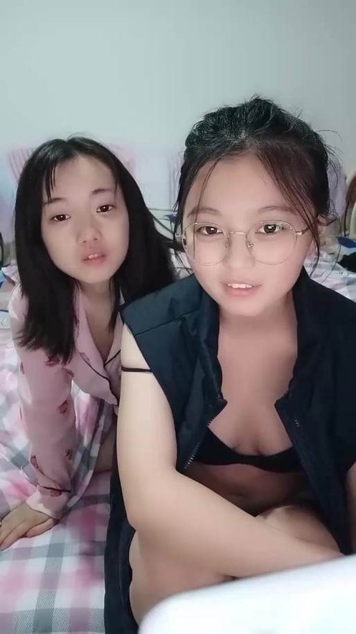 STP19401 幸福老哥啪啪00后嫩妹子边操旁边还有个妹子舔奶，掀开被子上位骑乘后入抽插.jpg