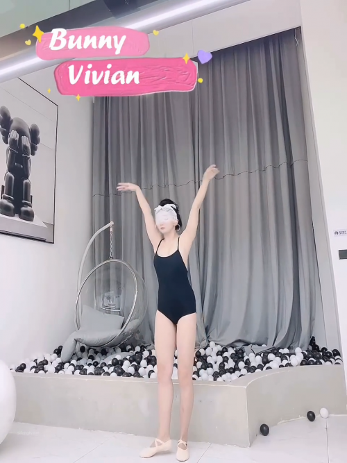 STP19405 极品身材窈窕高颜值女神【爱丝袜Vivian姐】芭蕾服卖弄风骚舞姿，专注吃鸡 主.jpg