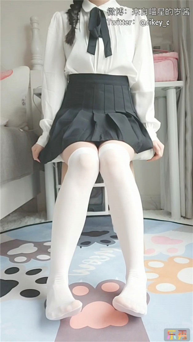 STP19431 娇嫩推特网红萝莉美女【来自喵星的岁酱】新作流出-学生装白筒袜 全裸冰屌速.jpg
