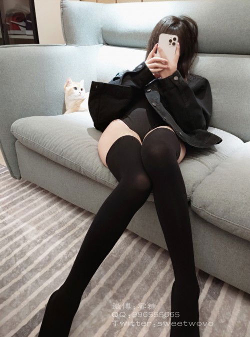 kpxvs.com-STP20025 【今日推荐】最新极品网红女神【娜美妖姬】黑色连裤衣，洁白肌肤.jpg