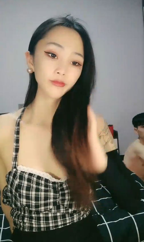 bbyxv.xyz-STP20446 花臂纹身极品御姐小情侣居家啪啪，抱着屁股舔逼舔的妹子很难受，.jpg