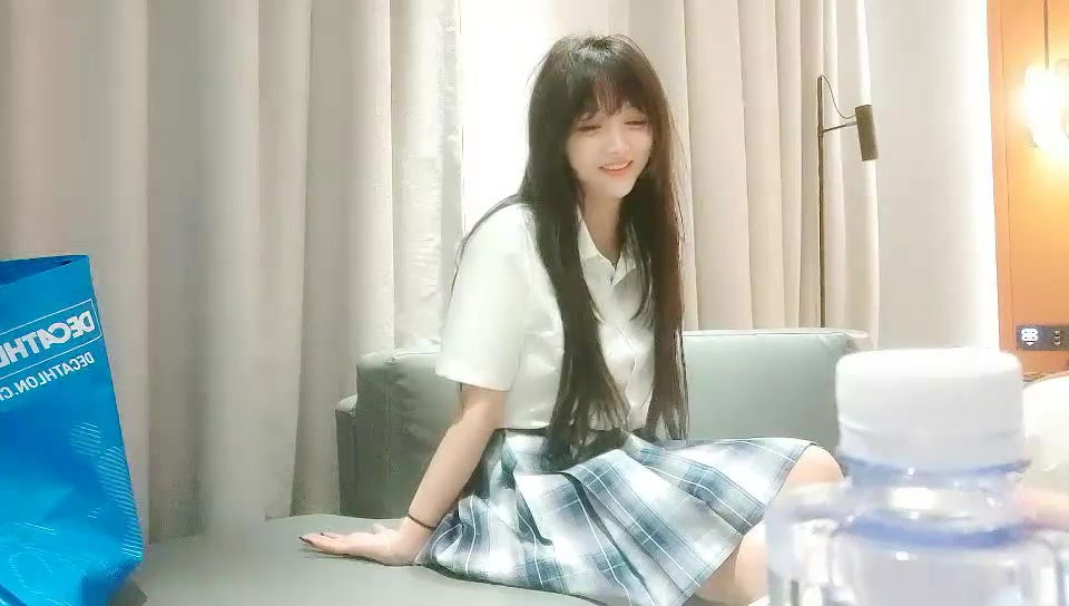 bbyxv.xyz-STP20463 好美JK装大奶美妞 聊聊天扎起双马尾，舔屌摸逼拉着辫子后入，撞击.jpg