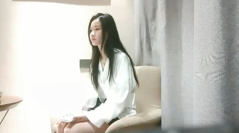 aaxv.xyz-STP20731 文静可以亲嘴外围美女 换上全套学生制服黑丝 近距离视角美穴可见 .jpg