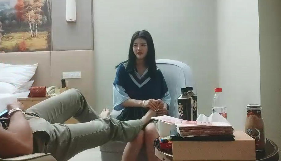 aaxv.xyz-STP20751 深夜场甜美短裙妹子，黑丝翘起双脚自摸逼逼，抬腿侧入猛操搞了两炮.jpg