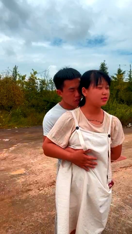 aaxv.xyz-STP20957 风骚小姐妹露脸户外勾搭小哥哥S啪啪，简易房内跪着给小哥口交大鸡.jpg
