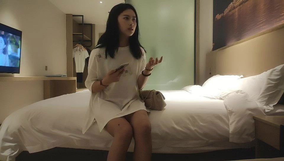 aaxv.xyz-STP21372 服务不太好白衣外围妹，深喉口交硬了开操，后入撞击啊啊叫操的受不.jpg