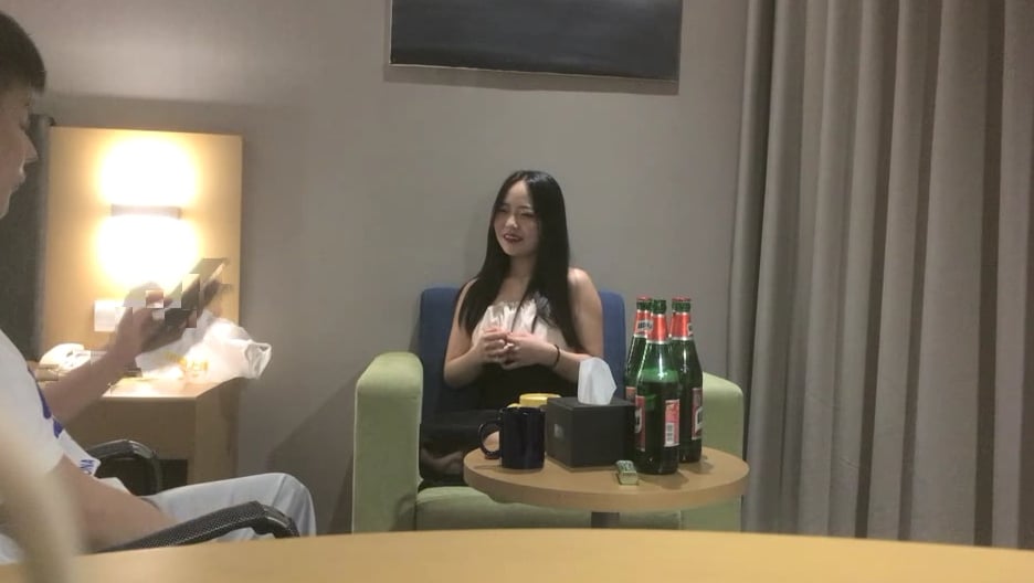 aaxv.xyz-STP21374 绿帽白嫖良家妹子密码房 笑起来甜美长裙妹子 喝酒聊天再开操 张开.jpg