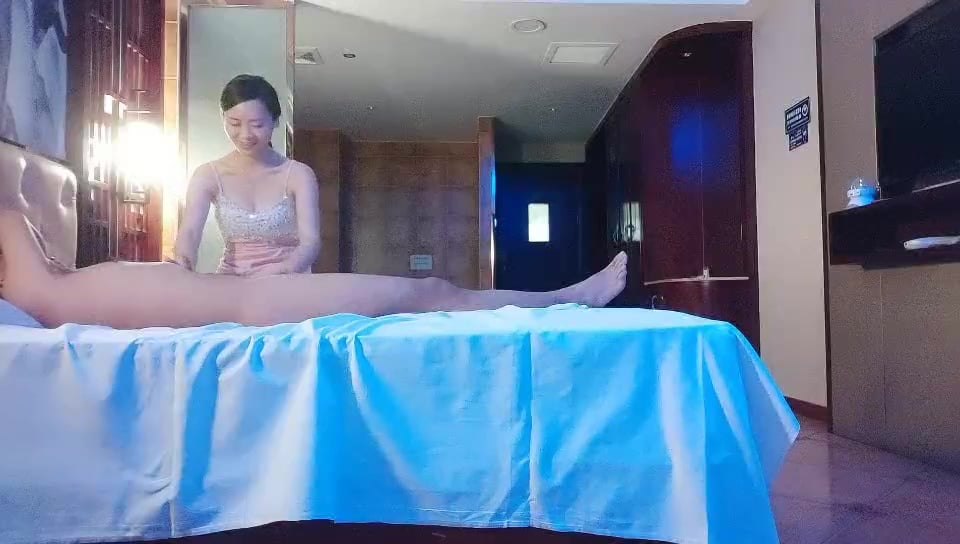aaxv.xyz-STP21418 极品美臀女技师 长相甜美按摩调情 脱下黑丝手指摸穴 翘起双腿舔逼 .jpg