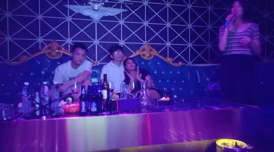 aaxv.xyz-STP21519 两对夫妻KTV唱歌，在KTV沙发上开操，一人一个埋头口交，翘起屁股后.jpg