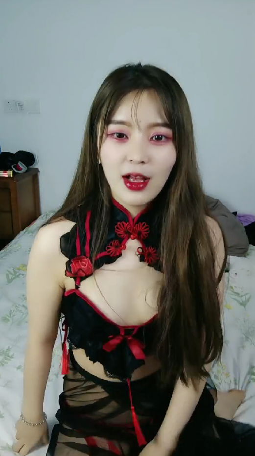 aaxv.xyz-STP21570 女神级红唇颜值美女性感情趣内衣被两大汉3P各种操  车轮战一个个上.jpg