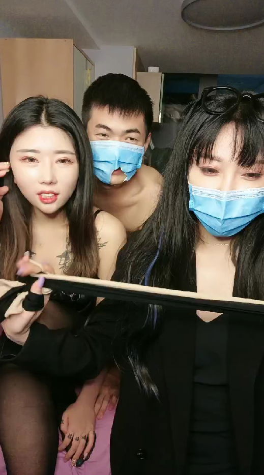 aaxv.xyz-STP21572 胸前玫瑰纹身无毛骚女带闺蜜一起  和炮友激情大战闺蜜旁边观战  埋.jpg