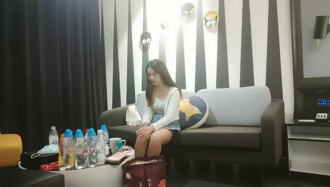 aaxv.xyz-STP21588 短裙甜美萌妹子被操哭  粉嫩美穴清晰可见  太大妹子操的受不了.jpg