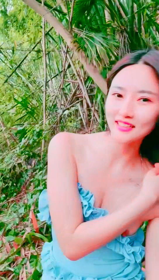 aaxv.xyz-STP21592 颜值不错的小少妇DD户外，口交大鸡巴味好大，被蒙面大哥直接后入玩.jpg