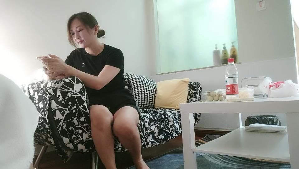 aaxv.xyz-STP21647 黑色短裤女技师 推背按摩服务一番 镜头前深喉口交 穿上开档黑丝抽插猛操.jpg