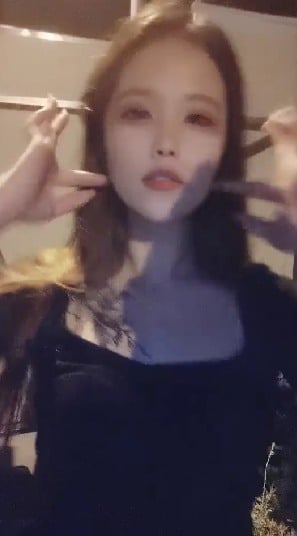 aaxv.xyz-STP21670 【户外裸奔女神】新一轮疫情来袭 路上没人正好野战 大桥下 草丛里 .jpg