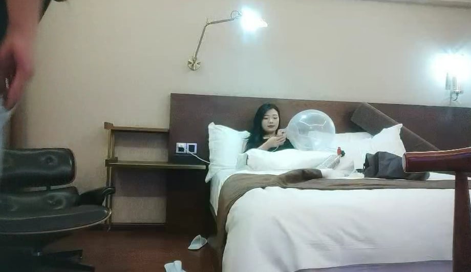 bbsxv.xyz-STP21896 甜美花臂纹身小姐姐 肉感身材脱下小背心 张开双腿揉穴摩擦 可惜还.jpg