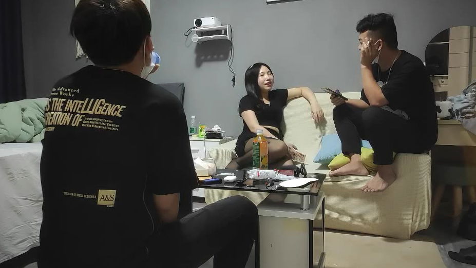 bbsxv.xyz-STP21921 今夜换外围 2600网约漂亮女神 粉胸翘臀 沙发女上位激情四射 兄弟.jpg