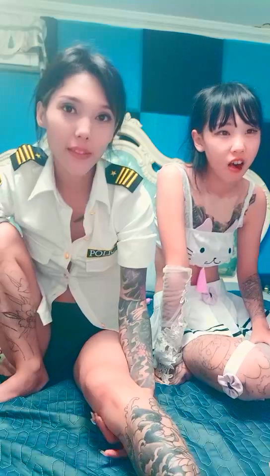 bbsxv.xyz-STP22253 两个渣女小学妹跟社会大哥激情3P 全程露脸性感纹身让大哥轮着草 .jpg
