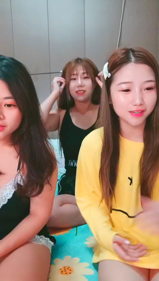 bbsxv.xyz-STP22287 三个小姐妹全程露脸剧情演绎给小弟弟破处，脱光了跟纹身大哥滚床.jpg