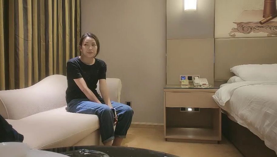 bbsxv.xyz-STP22310 迎中秋约外围 兼职大三学生妹 苗条粉嫩美腿翘臀 小马哥天天干炮真敬业.jpg
