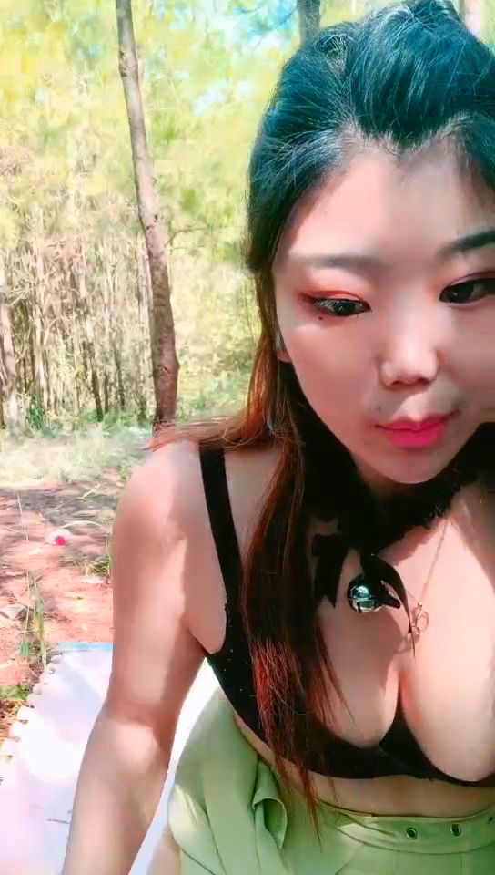 bbsxv.xyz-STP22364 户外小树林跟纹身小哥XX啪啪，全程露脸的小少妇把鸡巴舔硬，主动.jpg