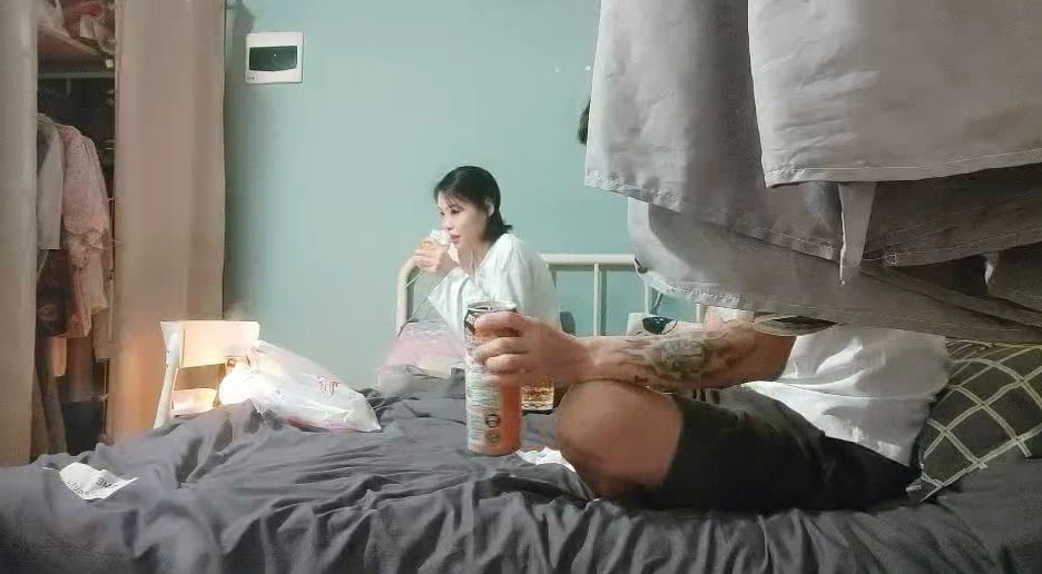 amav.xyz-STP22536 短发嫩妹啪啪，脱下内裤口交舔屌，上位骑乘猛操屁股，按腿抽插射嘴.jpg