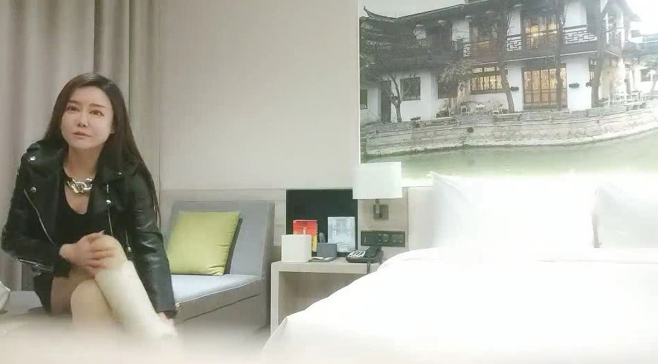 avmans.com-STP23222 皮衣肉感风骚轻熟女 坐在身上拨弄大奶子 单腿黑丝揉穴调情 大屁.jpg