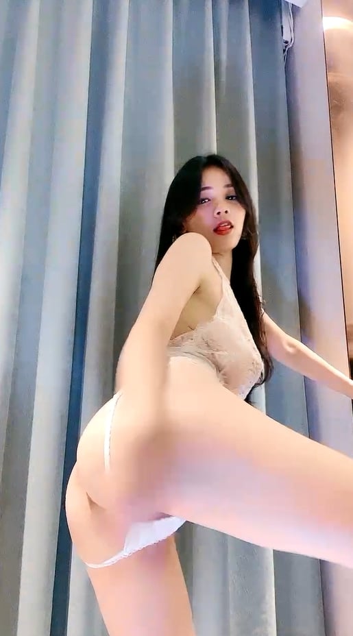 kpkp3.com-STP23676 魔鬼身材极品巨乳颜值女神  简直完美腰细胸大  情趣装撩起内裤掰.jpg