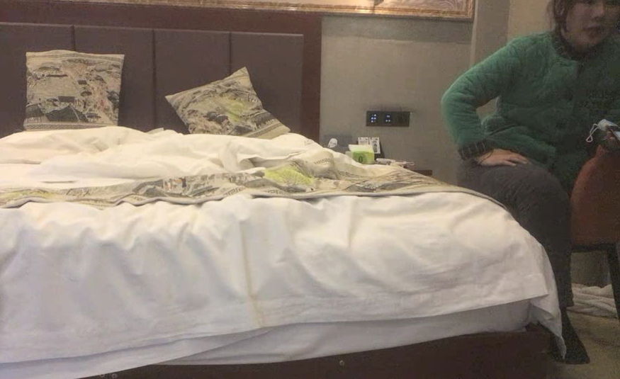 kpkp3.com-STP24327 网红脸外围小少妇 白嫩圆润美臀满分 欲拒还迎俩人对白很精彩有趣 .jpg