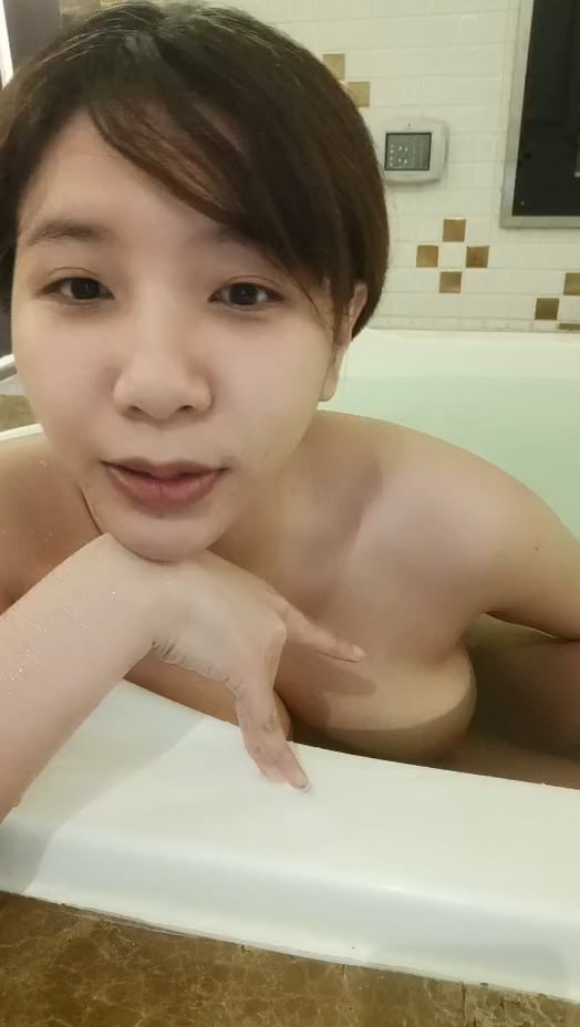 kpkp3.com-STP24421 【吴梦梦】台湾妹子  人气女神  一对豪乳涨粉无数  轻车熟路今晚.jpg