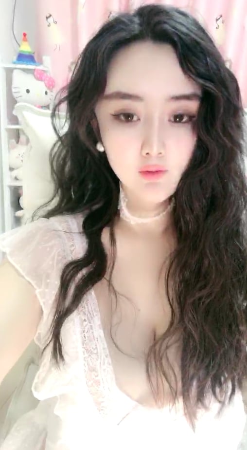kpkp3.com-STP24770 【新人卷发爆乳极品颜值女神】 丰乳肥臀翘起抖动 ，掏出大奶子揉.jpg