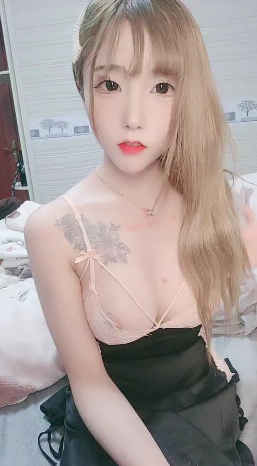 kpkp3.com-STP24799 【颜值身材完美】网红级美妞，近日下海露逼小秀，坚挺美乳一线天.jpg