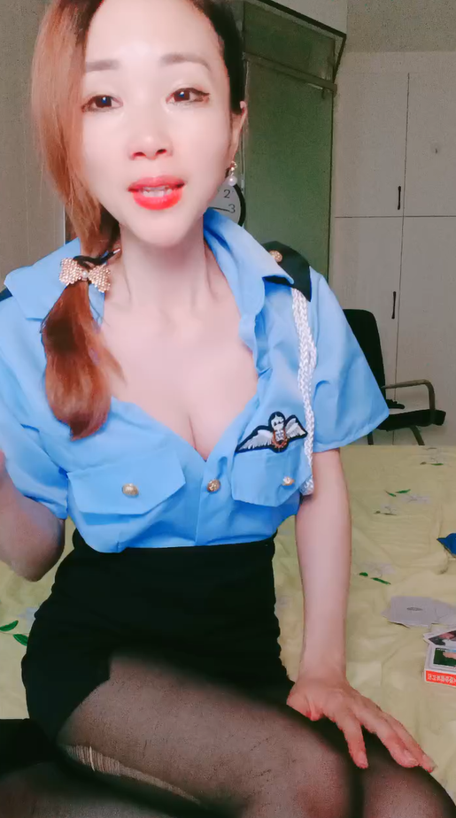 [zzpp01.com]-STP25223 【女警情趣制服新骚货】黑丝美腿大战炮友，掏出大屌一顿嗦，主.jpg