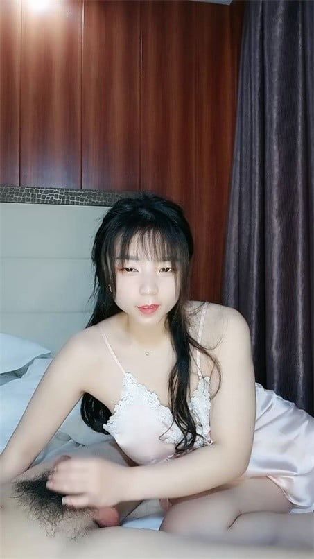 zzpp01.com@STP25235 粉色睡衣白皙韵味少妇，露脸吃大屌，多方位吮吸肉棒逼逼也不黑，.jpg