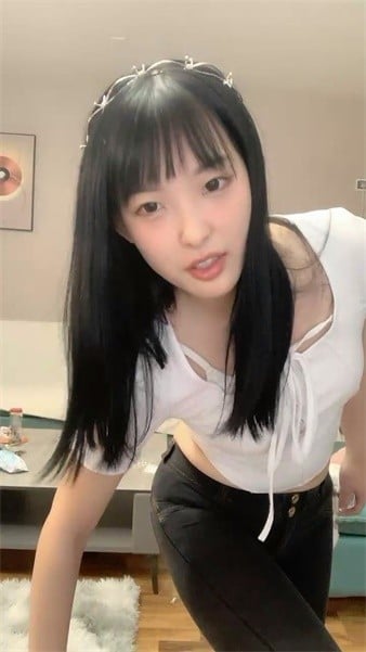 zzpp01.com@STP25347 气质长发新人妹子，全裸热舞搔首弄姿，多个姿势自慰掰穴.jpg