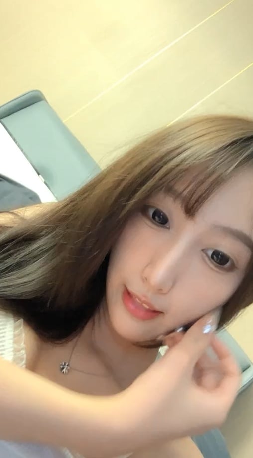 koco6.com@STP25379 顶级女神来袭，九分超高颜值19岁美少女，道具插逼，水都流到沙发上了啊.jpg