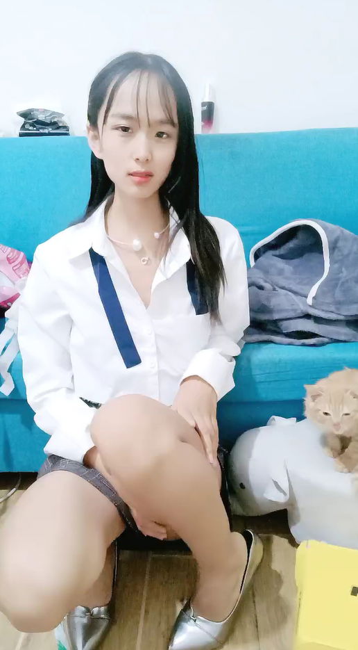 zzpp04.com@STP25758 小骚货居家和男友操逼，苗条身材，撩起裙子就是操，特写视角美臀.jpg