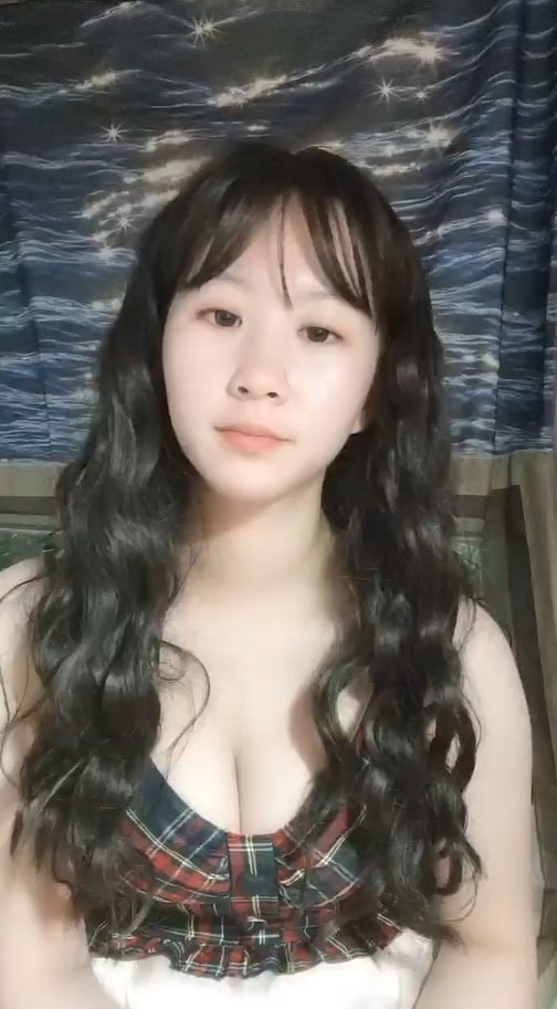 zzpp04.com@STP25973 【云南清纯大一学妹】，勤工俭学新途径，夜深人静宿舍直播，极品.jpg