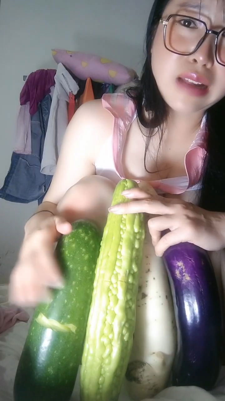 zzpp08.com@STP26318 极品小骚妞露脸玩就玩刺激的，全是又大又粗的蔬菜给骚穴吃，萝卜.jpg